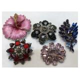 V - LOT OF 5 COSTUME JEWELRY BROOCHES (J46)