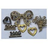 V - LOT OF COSTUME JEWELRY BROOCHES (J32)