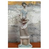 303 - PORCELAIN MOTHER HOLDING BABY LLADRO