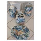 M - 4 PIECES CROWN CRAFT BATHROOM DECOR