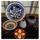 Q - COLLECTIBLE CERAMIC PLATTER, BOWL & VASES
