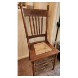 T - VINTAGE WOOD / CANE CHAIR (M11)