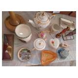 W - MIXED LOT OF COLLECTIBLES (K37)