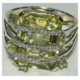 A LARGE 10KT YELLOW GOLD DIAMOND & GEMSTONE RING