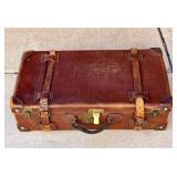 777 - BEAUTIFUL ANTIQUE LEATHER TRAVELING SUITCASE