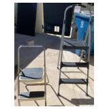 Q - LOT OF 2 STEP LADDERS (Y2)