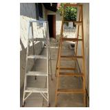 Q - LOT OF 2 FOLDING LADDERS (Y1)