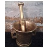 316 - LARGE BRASS MORTAR AND PESTLE (N137)