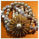 W -  COSTUME JEWELRY PEARLS BRACELET (J67)