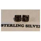 W - PAIR OF STERLING SILVER EARRINGS (J141)