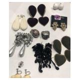 W - VINTAGE COSTUME EARRINGS AND RINGS LOT