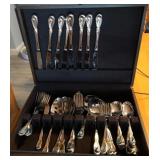 W - ONEIDA DELUXE FLATWARE (A422)