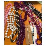 W - MIXED LOT OF COSTUME JEWELRY (J61)