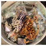 W - MIXED LOT OF COSTUME JEWELRY (J76)
