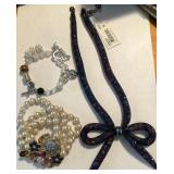 W - MIXED LOT OF COSTUME JEWELRY (J22)