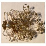 W - COSTUME JEWELRY BROOCH (J81)