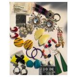 W - MIXED LOT OF COSTUME JEWELRY (J34)