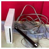 W - NINTENDO Wii CONSOLE W/ CABLES (G77)