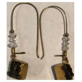 W - PAIR OF EARRINGS (J139)