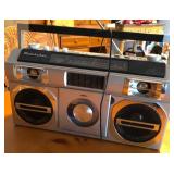 W - STUDEBAKER PORTABLE STEREO (A475)