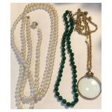 W - LOT OF COSTUME JEWELRY NECKLACES (J33)