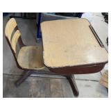 W - VINTAGE SCHOOL DESK / CHAIR SET (G40)