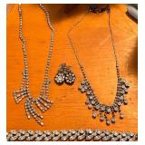 W - LOT OF VINTAGE COSTUME JEWELRY (J84)