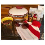 W - MIXED DECORATIVE HOUSEHOLD AND COLLECTIBLE LOT