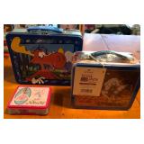 W - LOT OF 2 LUNCH BOXES & BARBIE TIN (A444)