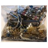 W - MIXED BAG OF COSTUME JEWELRY (J152)