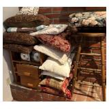 E - WOODEN STOOL, ACCENT PILLOWS, MIXED CDS