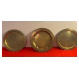 E - LOT OF THREE VINTAGE BRASS PLATTERS/TRAYS
