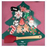 43 - HOLIDAY COOKIE CUTTER SET WITH SPATULA