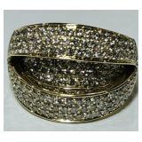 A HEAVY 14KT GOLD DIAMOND RING 13.70GRS