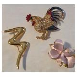 R - THREE COSTUME JEWELRY BROOCHES (J18)