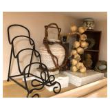 R - DECORATIVE POT, GARLIC BRAID, FIGURINES, RACK