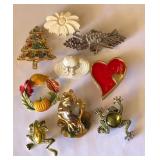 R - MIXED LOT OF VINTAGE BROOCHES (J31)
