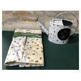 43 - BEE GARDEN APRON WATERING CAN (K32)