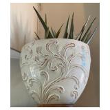 F - DECORATIVE CERAMIC POT WITH PLANT (B26)