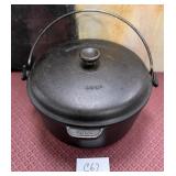 440 - VINTAGE CAST IRON DUTCH OVEN (C67)