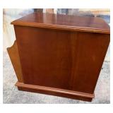 442 - SIDE TABLE WITH MAGAZINE RACK