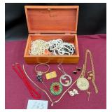 442 - LANE CEDAR JEWELRY BOX WITH CONTENTS (F63)