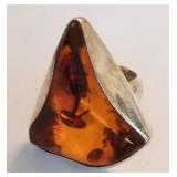 U - STERLING SILVER & AMBER RING SIZE 7 (J134)
