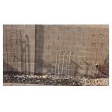 M - LOT OF GARDEN TRELLIS / SUPPORTS (Y2)