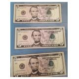444 - THREE PIECES US $5 FEDERAL RESERVE NOTES