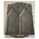 B - WILLIAM SONOMA GINGER BREAD CAST IRON (F75)