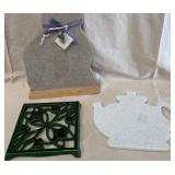 B - CAT CUTTING BOARD & TWO TRIVETS (B160)