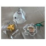 B - 2 SHAMROCKS PAPERWEIGHT+ 1 CRYSTAL PAPERWEIGHT