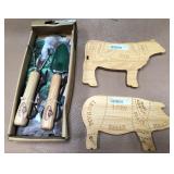 43 - GARDENING TOOLS SET & CUTTING BOARDS (S77)