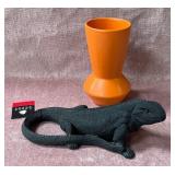 43 - DECORATIVE VASE & LIZARD FIGURINE (T5)